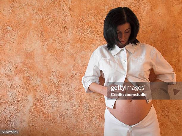 pregnancy - navel orange stockfoto's en -beelden