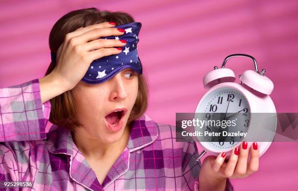oversleeping late for work - instrument de mesure du temps photos et images de collection