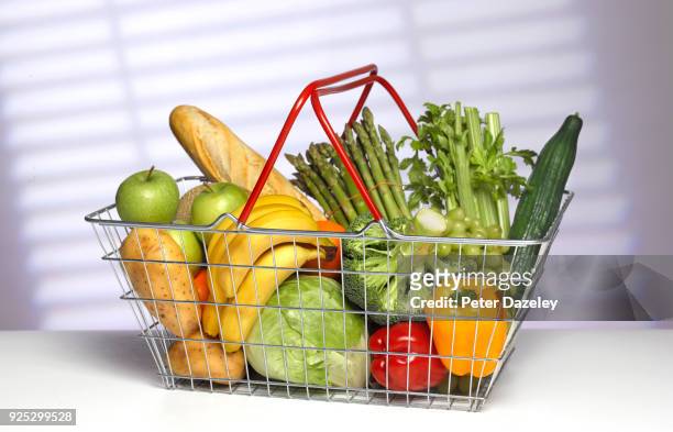 5 a day weekly supermarket shopping basket - vegetable stock photos et images de collection
