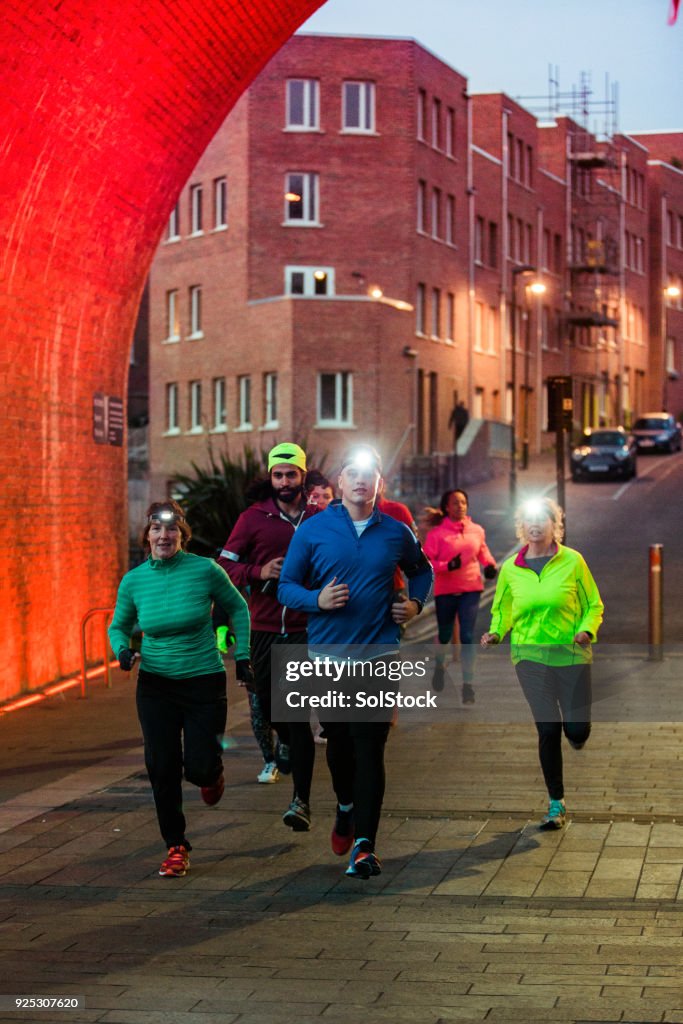 Groep vrienden lopen samen bij nacht