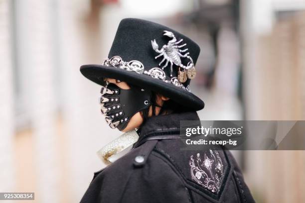 portret van een vrouw in goth mode - gothic style stockfoto's en -beelden