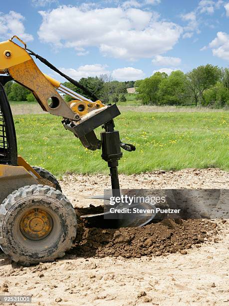 skid steer with auger drilling hole for tree - trou sol photos et images de collection