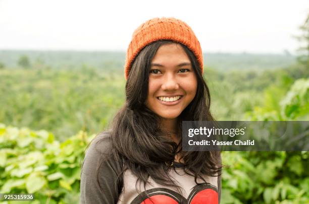 teenage girl portrait - indonesian ethnicity photos et images de collection