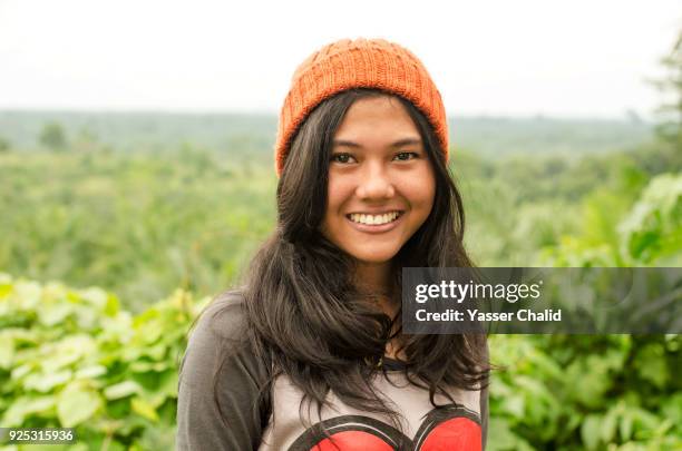 teenage girl portrait - indonesische etniciteit stockfoto's en -beelden