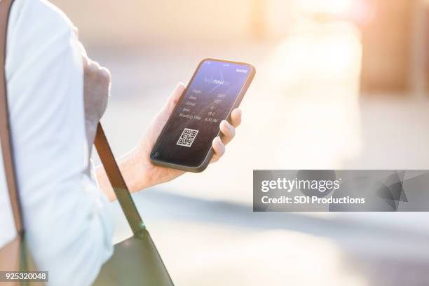 mujer utiliza el teléfono inteligente para reserva de viaje libro - fare fotografías e imágenes de stock