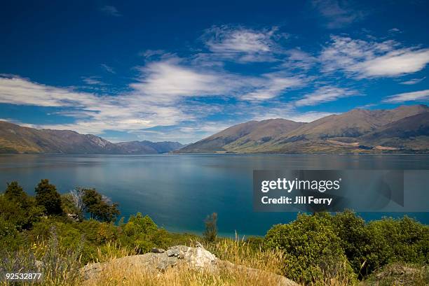 lake and mountains - lago wanaka - fotografias e filmes do acervo