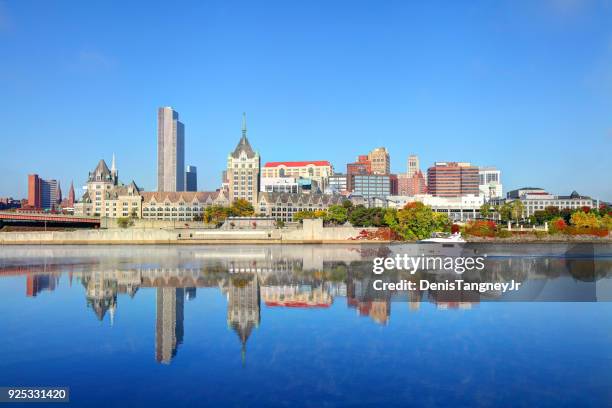 skyline del centro di albany lungo il fiume hudson - albany new york state foto e immagini stock