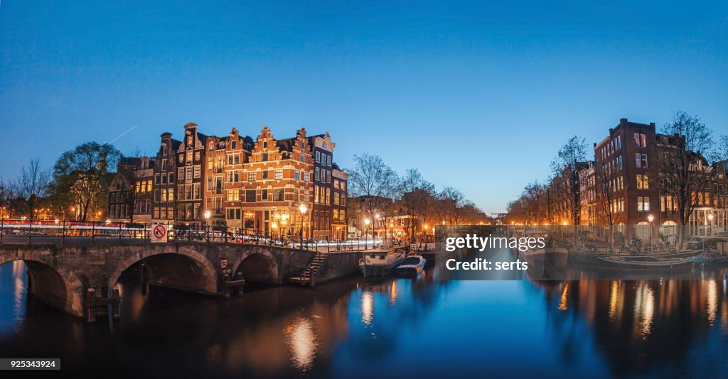 Canales de Amsterdam de noche