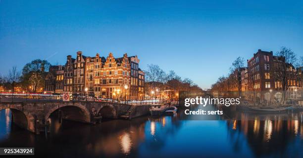 canali di amsterdam di notte - amsterdam dusk evening foto e immagini stock