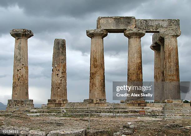 columns of corinth - templo de apolo corinto imagens e fotografias de stock