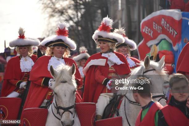 rose montag parade in düsseldorf - rosenmontag stock-fotos und bilder