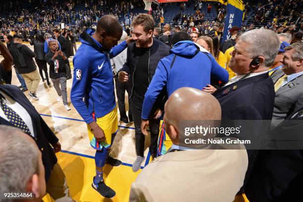 Former NBA player, David Lee talks with Kevin Durant of the Golden State Warriors after the game against the Oklahoma City Thunder on February 24,...