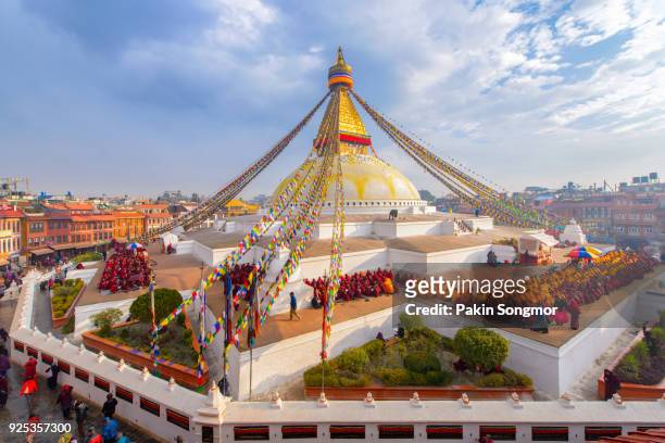prayer flags buddhist stupa at boudhanath, kathmandu, nepal - bodnath stock-fotos und bilder