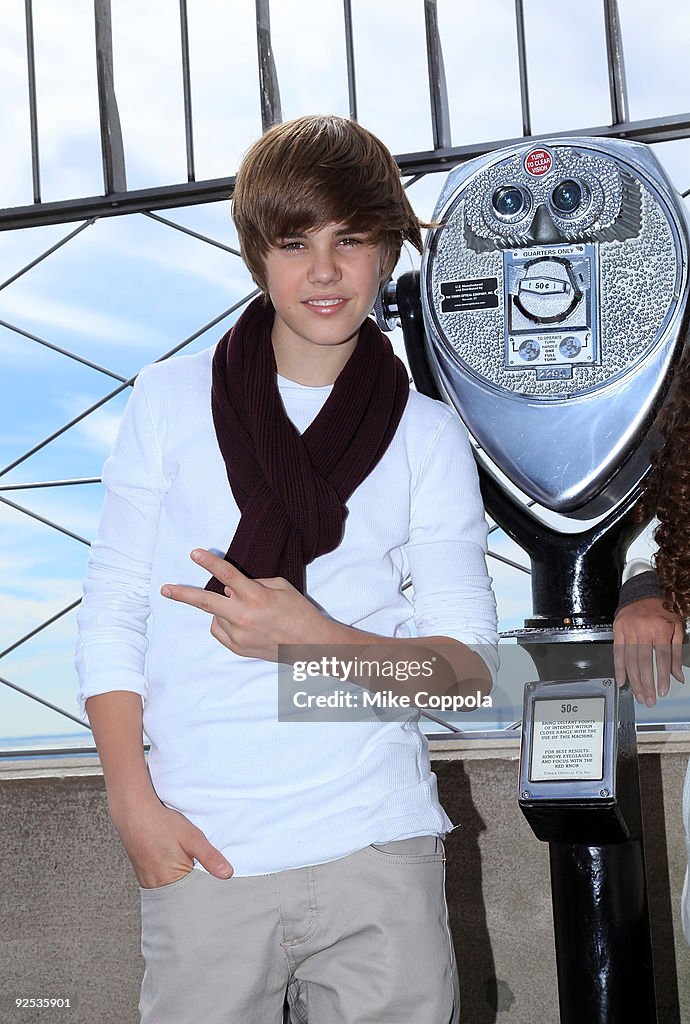 Justin Bieber Lights The Empire State Building For Read For The Record Day