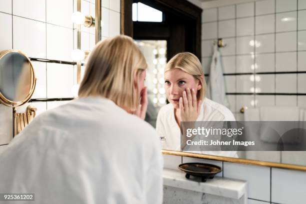 blond woman in bathroom - mirror imagens e fotografias de stock