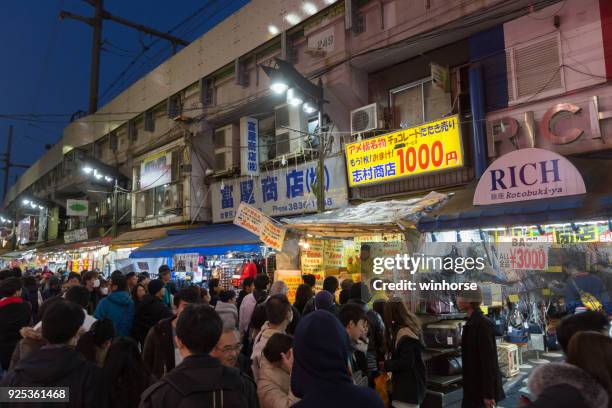 ameyoko street market en tokio, japón - ameya yokocho fotografías e imágenes de stock