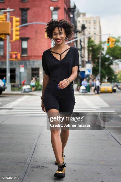 stylish woman walking on street - dark skin tone stock pictures, royalty-free photos & images