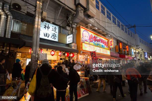 ameyoko street market en tokio, japón - ameya yokocho fotografías e imágenes de stock