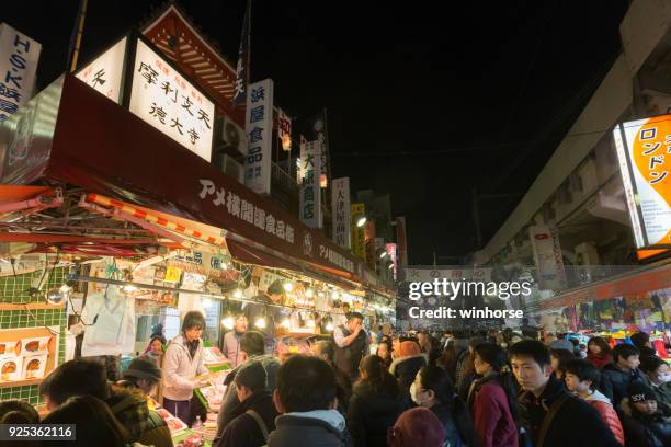 ameyoko street market en tokio, japón - ameya yokocho fotografías e imágenes de stock