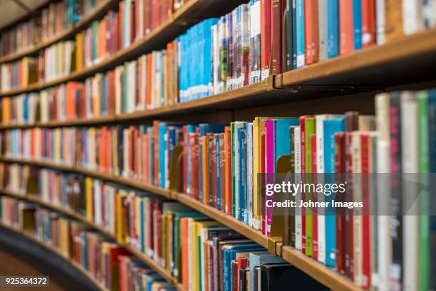 books on bookshelves - bibliothek stock-fotos und bilder