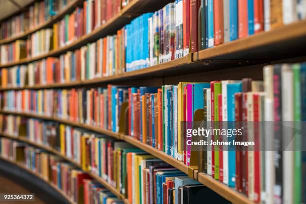 books on bookshelves - boek stockfoto's en -beelden
