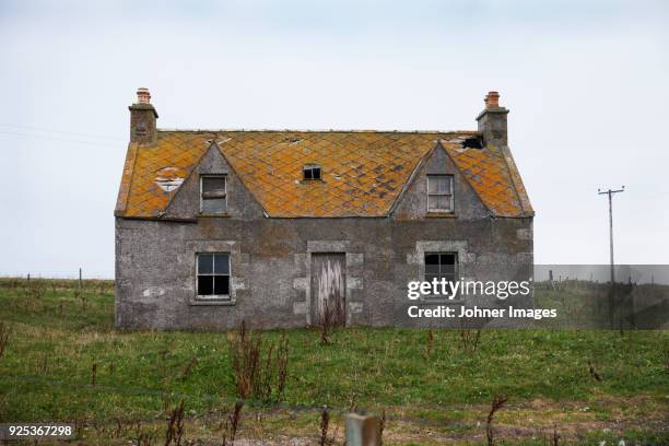 abandoned house - stone house fotografías e imágenes de stock