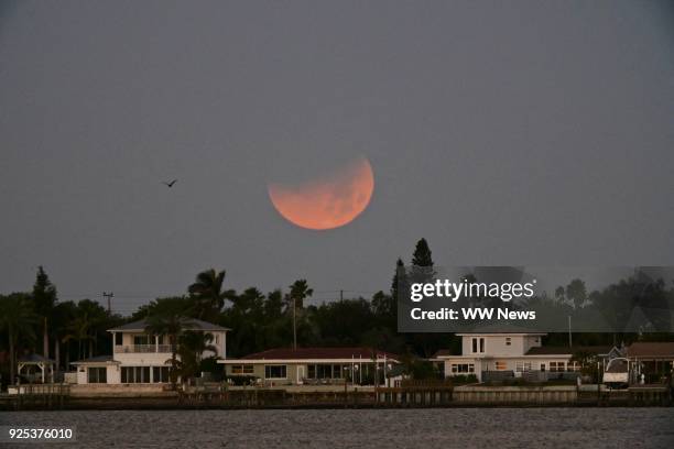 eclipse moonset - lunar eclipse stock pictures, royalty-free photos & images