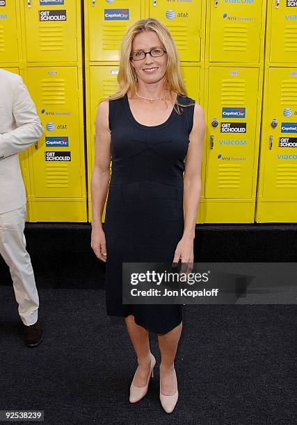 Actress Elisabeth Shue arrives at the Los Angeles Premiere and Conference "Get Schooled" at Paramount Studios on September 8, 2009 in Los Angeles,...