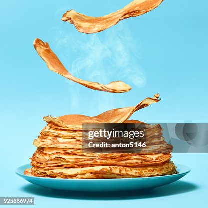 フランスのパンケーキは青い背景に飛んでいます。 フランスのパンケーキは青い背景に飛んでいます。