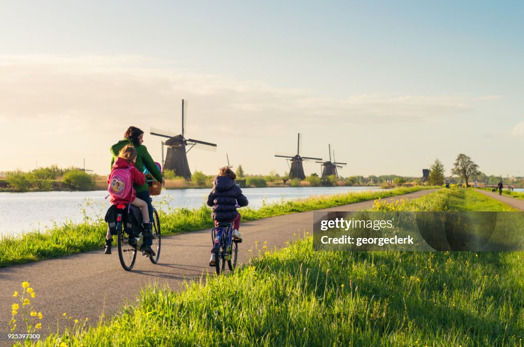 Ciclo pasado molinos de viento en Kinderdijk en Holanda