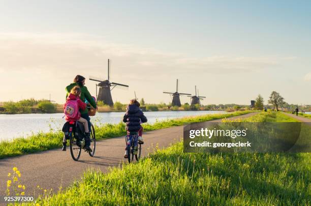ciclo pasado molinos de viento en kinderdijk en holanda - países bajos fotografías e imágenes de stock