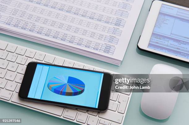 digital office desktop - spreadsheet stockfoto's en -beelden