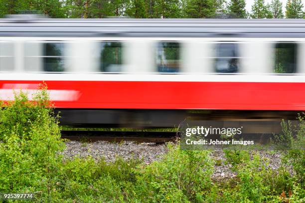 red train in motion - 經過 個照片及圖片檔