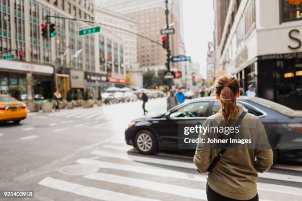 woman on street - new york personas fotografías e imágenes de stock