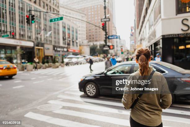 woman on street - crosswalk stockfoto's en -beelden