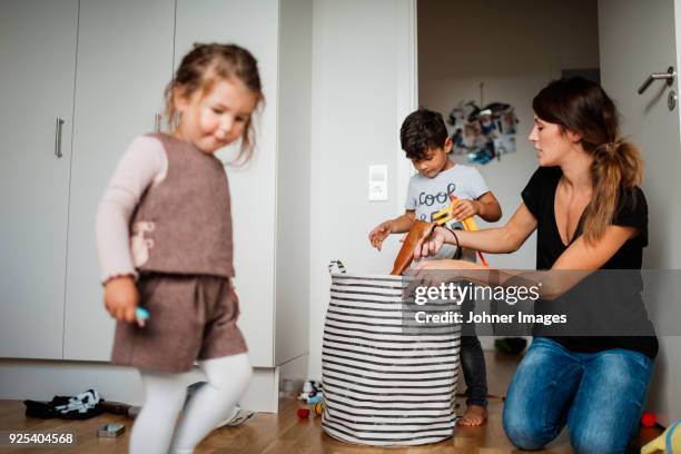 mother and kids cleaning house - neat fotografías e imágenes de stock