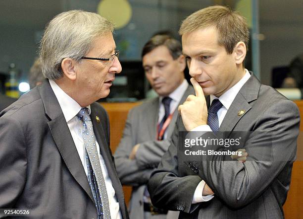 Jean-Claude Juncker, Luxembourg's prime minister, left, speaks with Gordon Bajnai, Hungary's prime minister, during the European Union Summit at the...