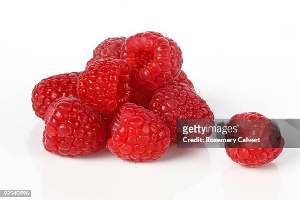 fresh, ripe raspberries in a pile. - raspberry stockfoto's en -beelden
