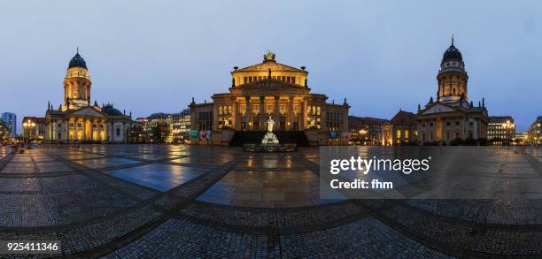 berlin gendarmenmarkt - panorama after rain (berlin, germany) - französischer dom fotografías e imágenes de stock