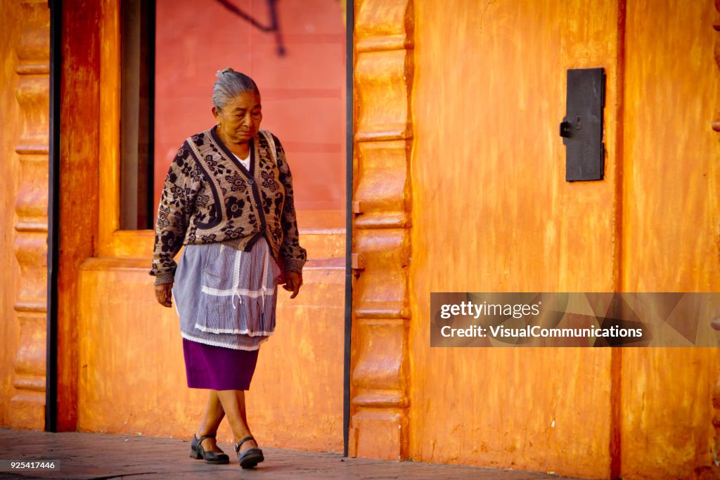 Anciana Maya en las calles de Antigua, Guatemala.