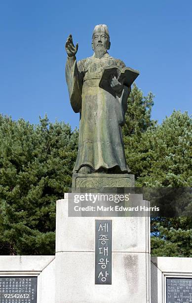 statue of sejong the great, inventor of hangul - escritura coreana fotografías e imágenes de stock