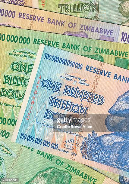 money of zimbabwe - zimbabwe currency fotografías e imágenes de stock