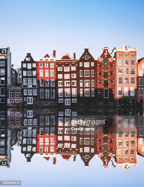 tipiche case olandesi riflessi di notte sull'acqua del canale - amsterdam foto e immagini stock