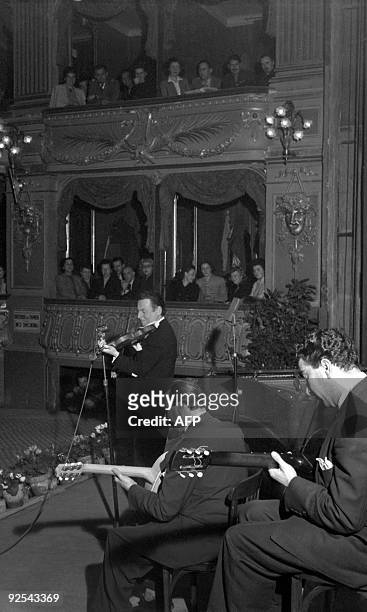 Photo non datée du violoniste jazzman français Stéphane Grappelli et du guitariste Django Reinhardt , qui fondèrent en 1934 le fameux Quintette du...
