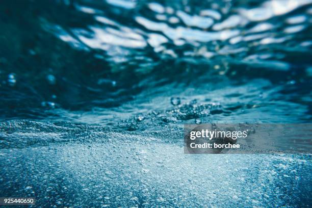 bolle sottomarine - acqua potabile foto e immagini stock