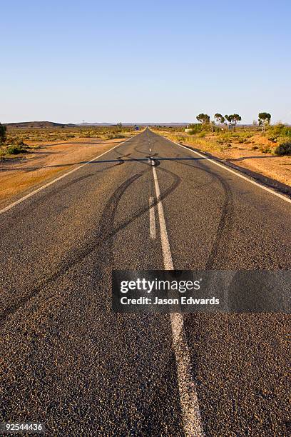 silver city highway between broken hill and tibooburra, new south wales, australia. - skid marks 個照片及圖片檔