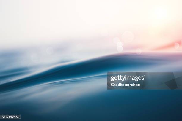 onda di mare al tramonto - ambientazione tranquilla foto e immagini stock