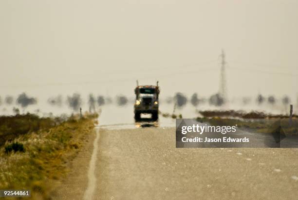 silver city highway between wentworth and broken hill, new south wales, australia. - australia heat stock pictures, royalty-free photos & images