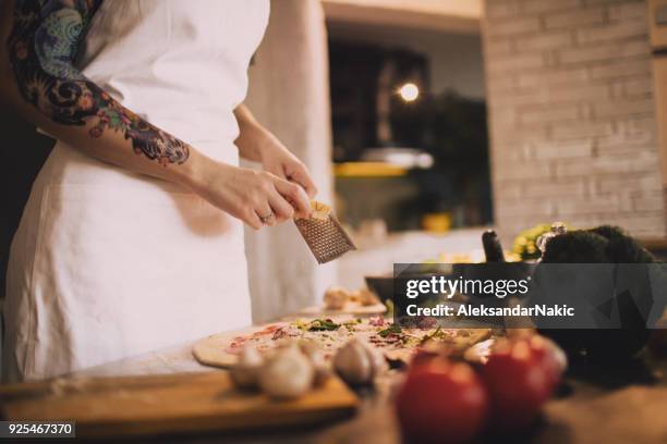 le chef préparer une pizza - apron woman photos et images de collection