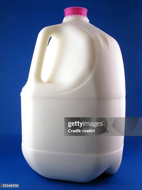 milchprodukte, liter milch - gallon stock-fotos und bilder